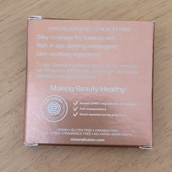 Mineral Fusion Pressed Powder Foundation - Natural 2 (Light) - Picture 2 of 7